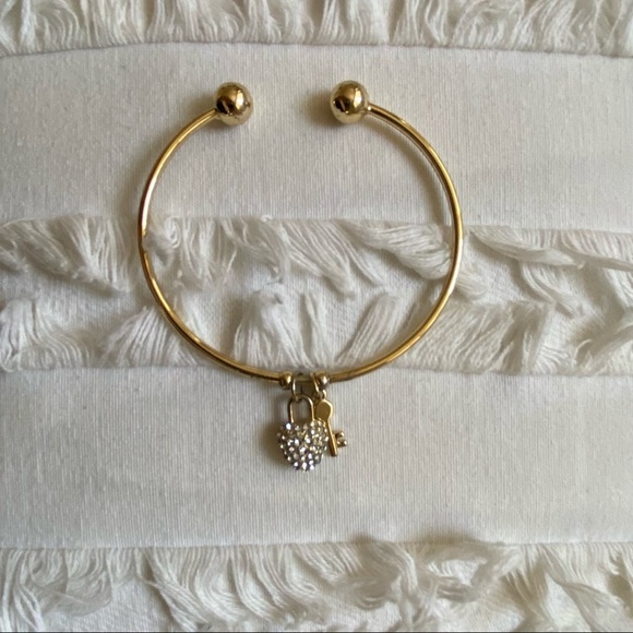 🤍cuff bracelet - Picture 2 of 4